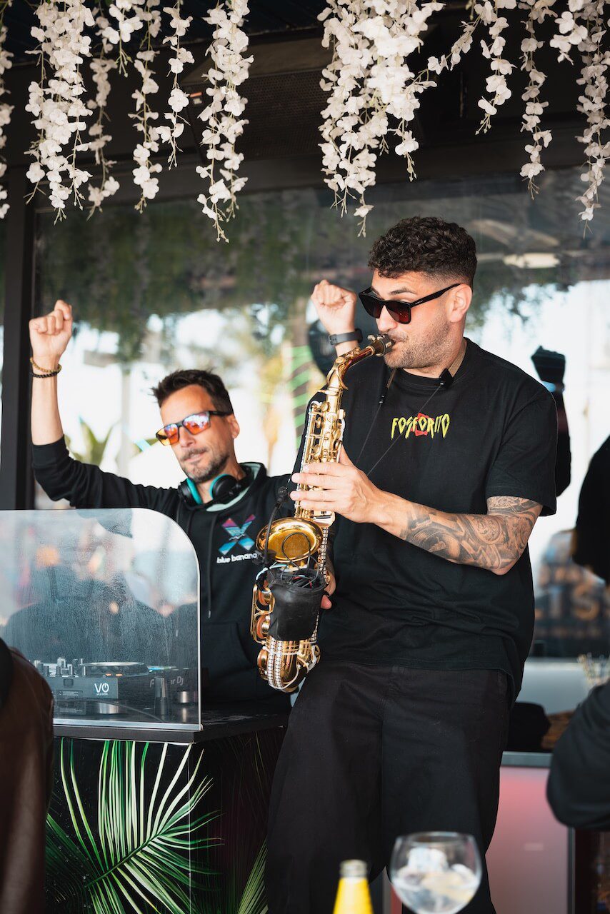 música en vivo con saxofón en beach club en Almuñécar Granada con ambiente festivo