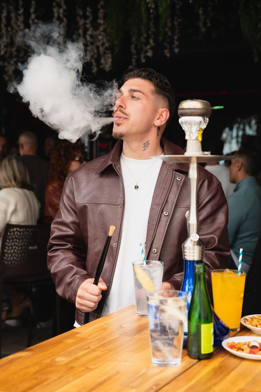 hombre fumando shisha en discoteca en Almuñécar Granada nightlife
