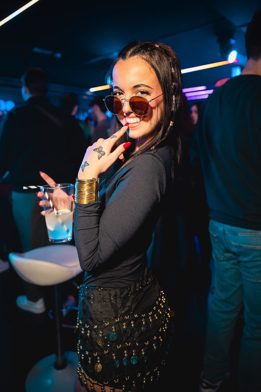 mujer con cóctel en discoteca en Almuñécar Granada disfrutando del ambiente nocturno