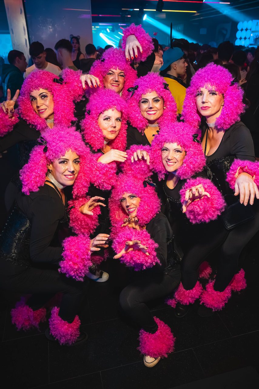 grupo carnaval en discoteca en Almuñécar Granada con ambiente festivo en Big Bang Ocean Club