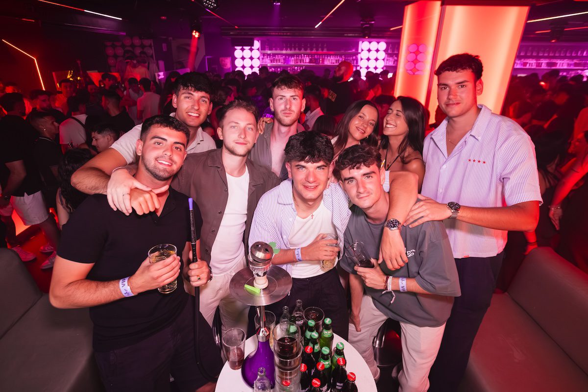 grupo de amigos en mesa VIP en discoteca en Almuñécar Granada Big Bang Ocean Club disfrutando de la fiesta