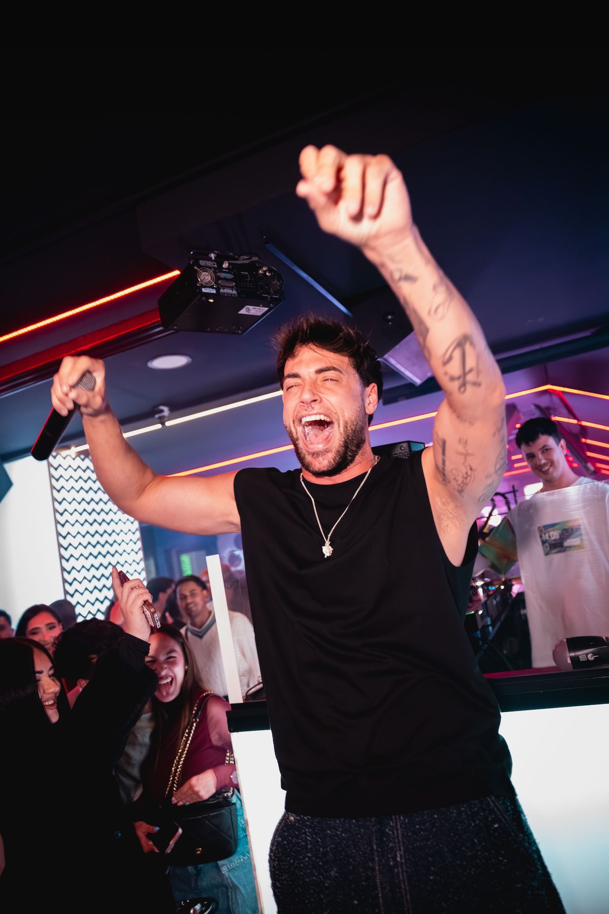 Jose Carlos Montoya en directo en discoteca en Almuñécar Granada Big Bang Ocean Club con ambiente de fiesta