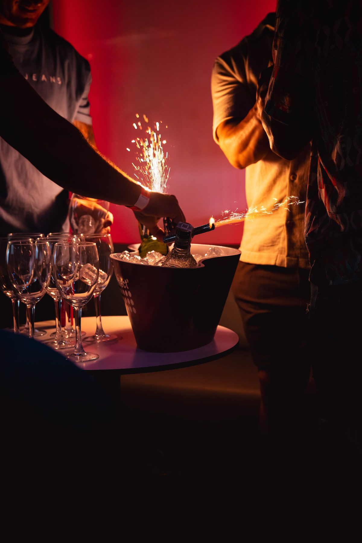 mesa VIP con botellas premium y bengalas en discoteca en Almuñécar