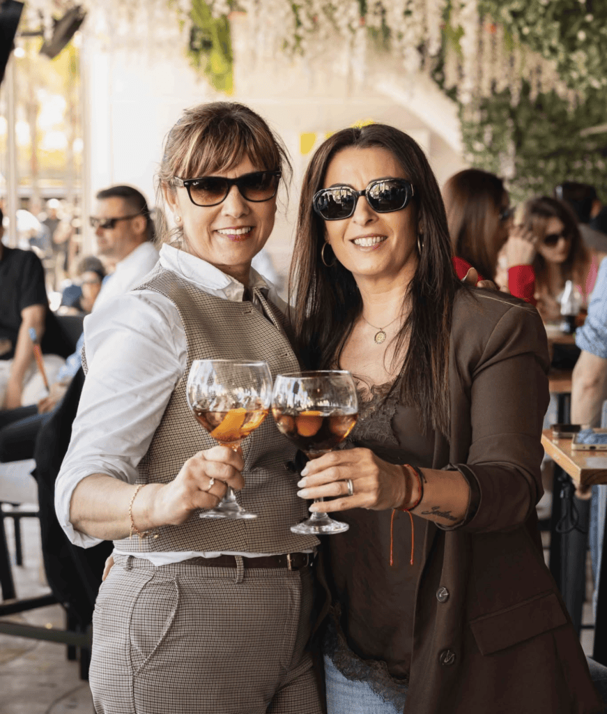 dos mujeres disfrutando una copa tardeo en almuñecar