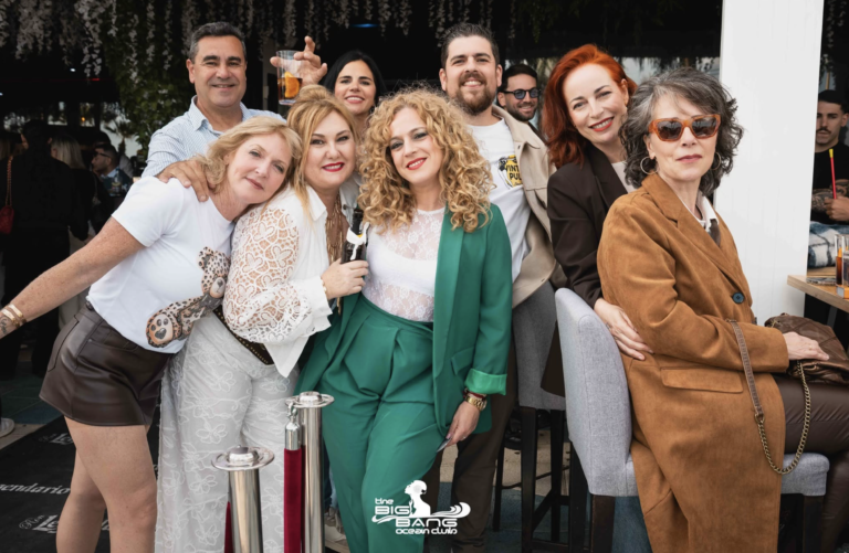 grupo de compañeros de trabajo celebrando la fiesta de Navidad de empresa en Big Bang Ocean Club, Almuñécar