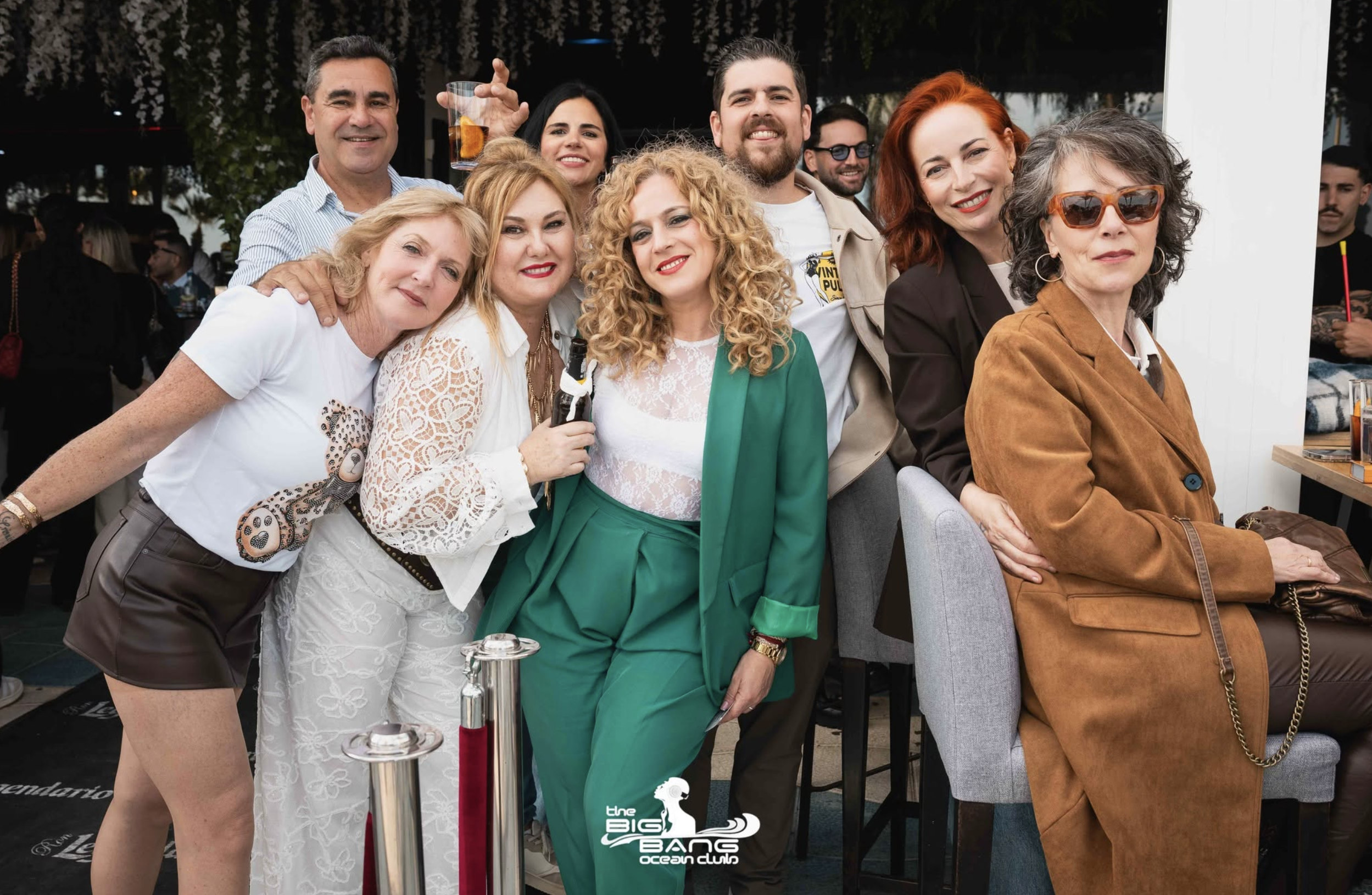 grupo de compañeros de trabajo celebrando la fiesta de Navidad de empresa en Big Bang Ocean Club, Almuñécar